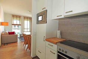 Kühlschrank, Mikrowelle, Ofen, Geschirrspüler