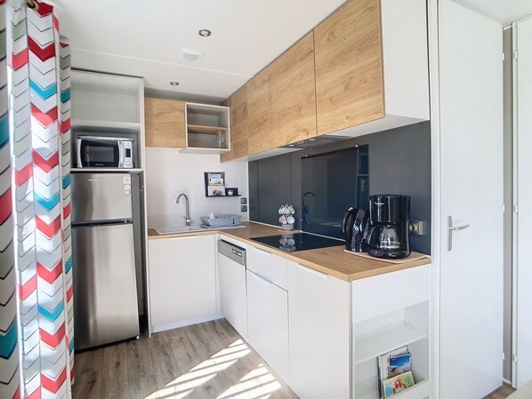 Fridge, microwave, stovetop, dishwasher - Comfortable 2-Bedroom Mobile Home, 200m from Beach, Pool, WiFi, Parking (Jullouville)