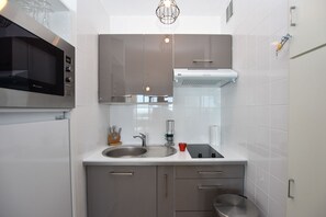 Kühlschrank, Mikrowelle, Ofen, Herdplatte