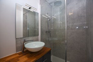 Dusche, Haartrockner, Handtücher, Seife