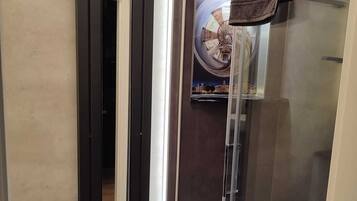 Een haardroger, handdoeken, zeep, toiletpapier