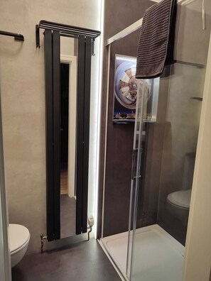 Douche, sèche-cheveux, serviettes fournies, savon