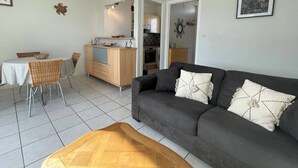 Unclassified image, 2 of 19, button - 2-room apartment with balcony, parking, steps away from the beach (Saint-Cyprien)