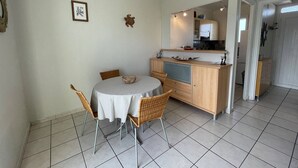 Unclassified image, 4 of 19, button - 2-room apartment with balcony, parking, steps away from the beach (Saint-Cyprien)