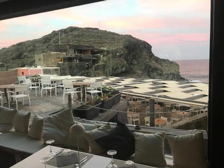 Outdoor dining. Holiday Home "Ziloto" with Sea View, Terrace & Wi-Fi