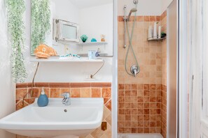 Dusche, Haartrockner, Handtücher