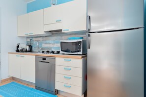 Fridge, microwave, stovetop, dishwasher