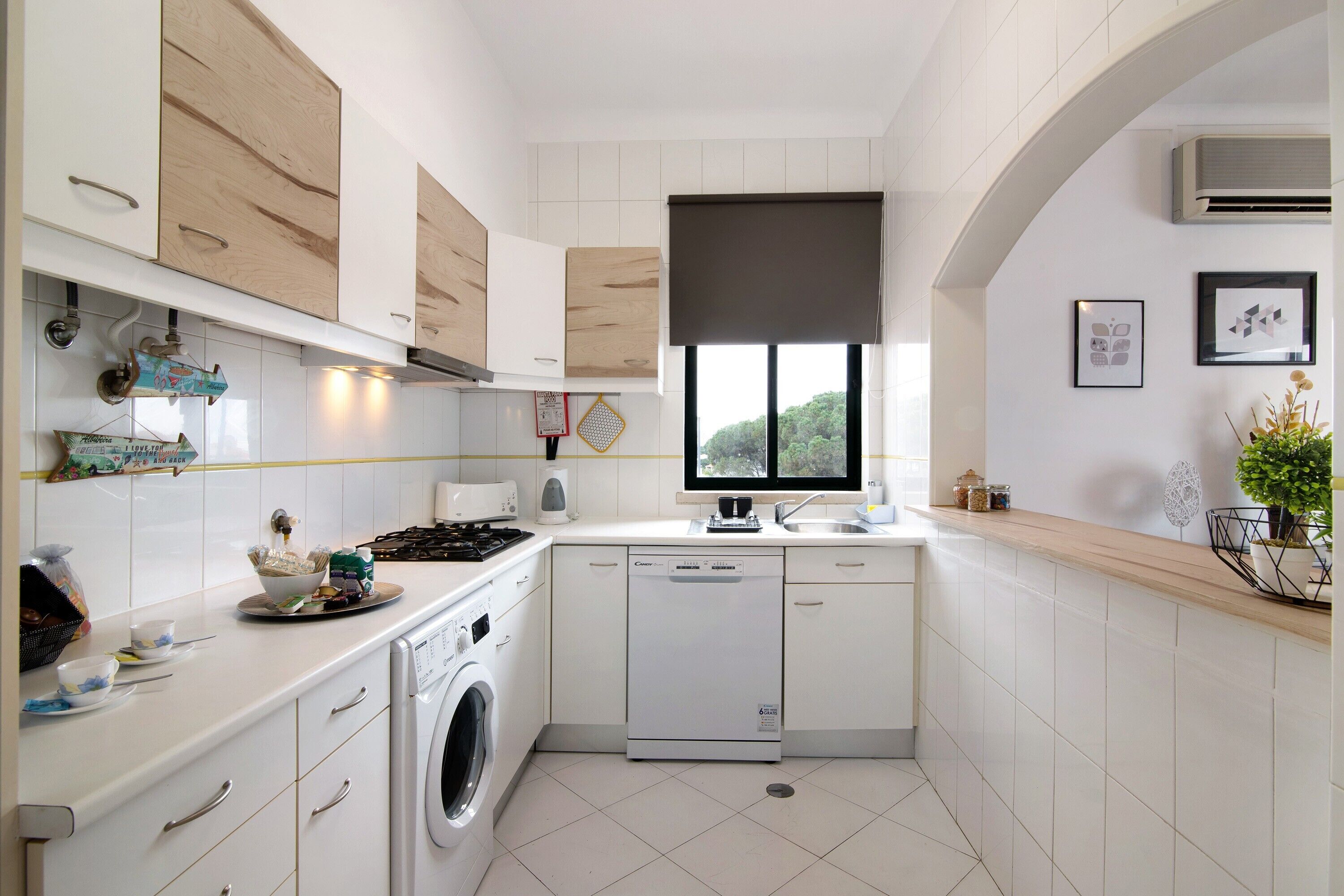 Réfrigérateur, micro-ondes, plaque de cuisson, lave-vaisselle