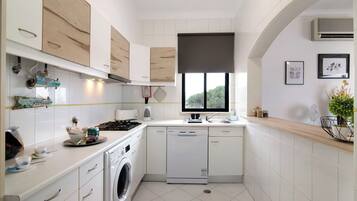 Refrigerador, microondas, placa de cocina, lavavajillas