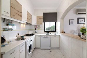 Fridge, microwave, stovetop, dishwasher
