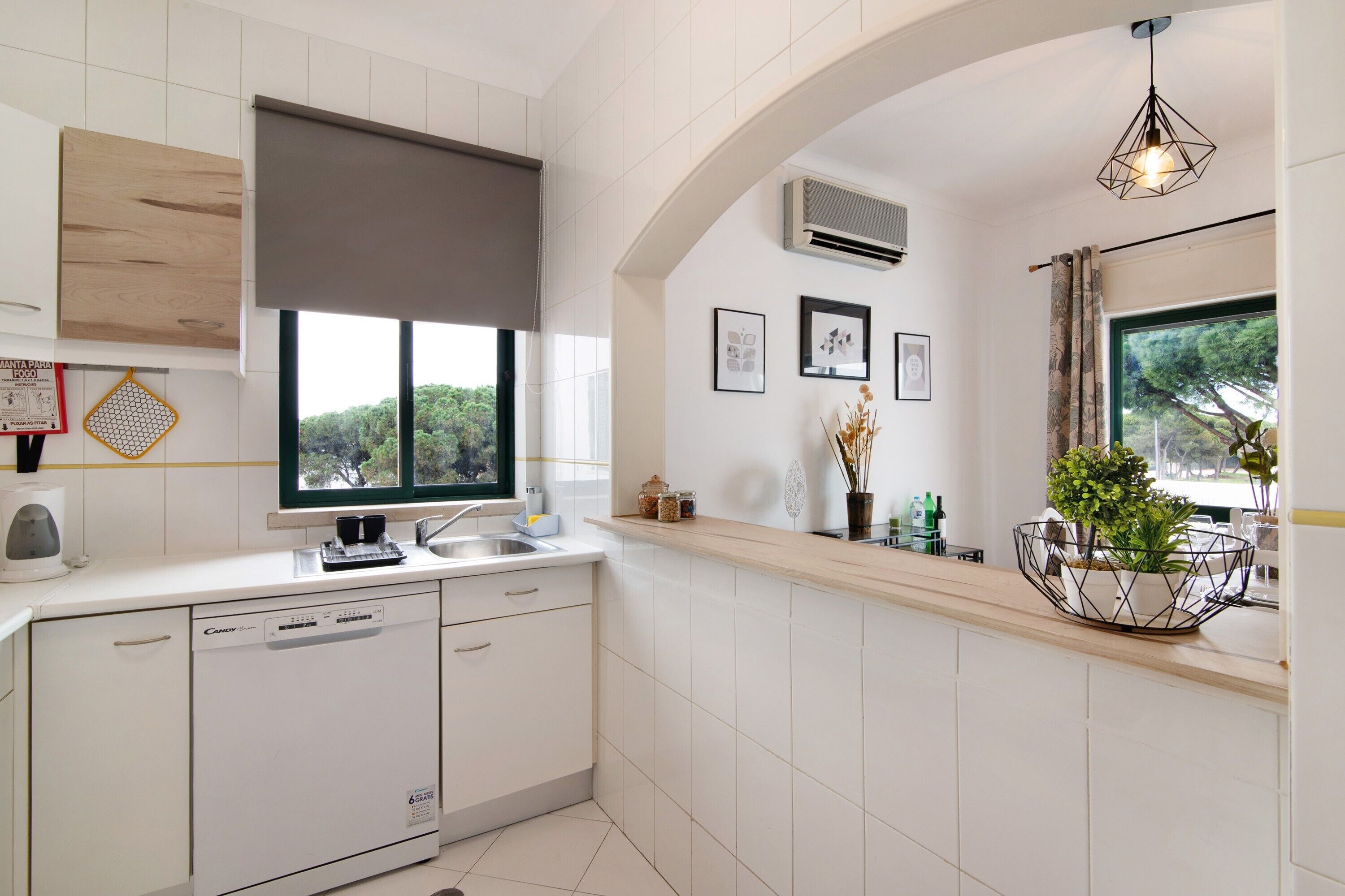 Een koelkast, een microgolfoven, een kookplaat, een vaatwasser