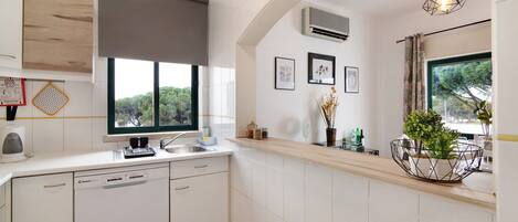 Een koelkast, een microgolfoven, een kookplaat, een vaatwasser