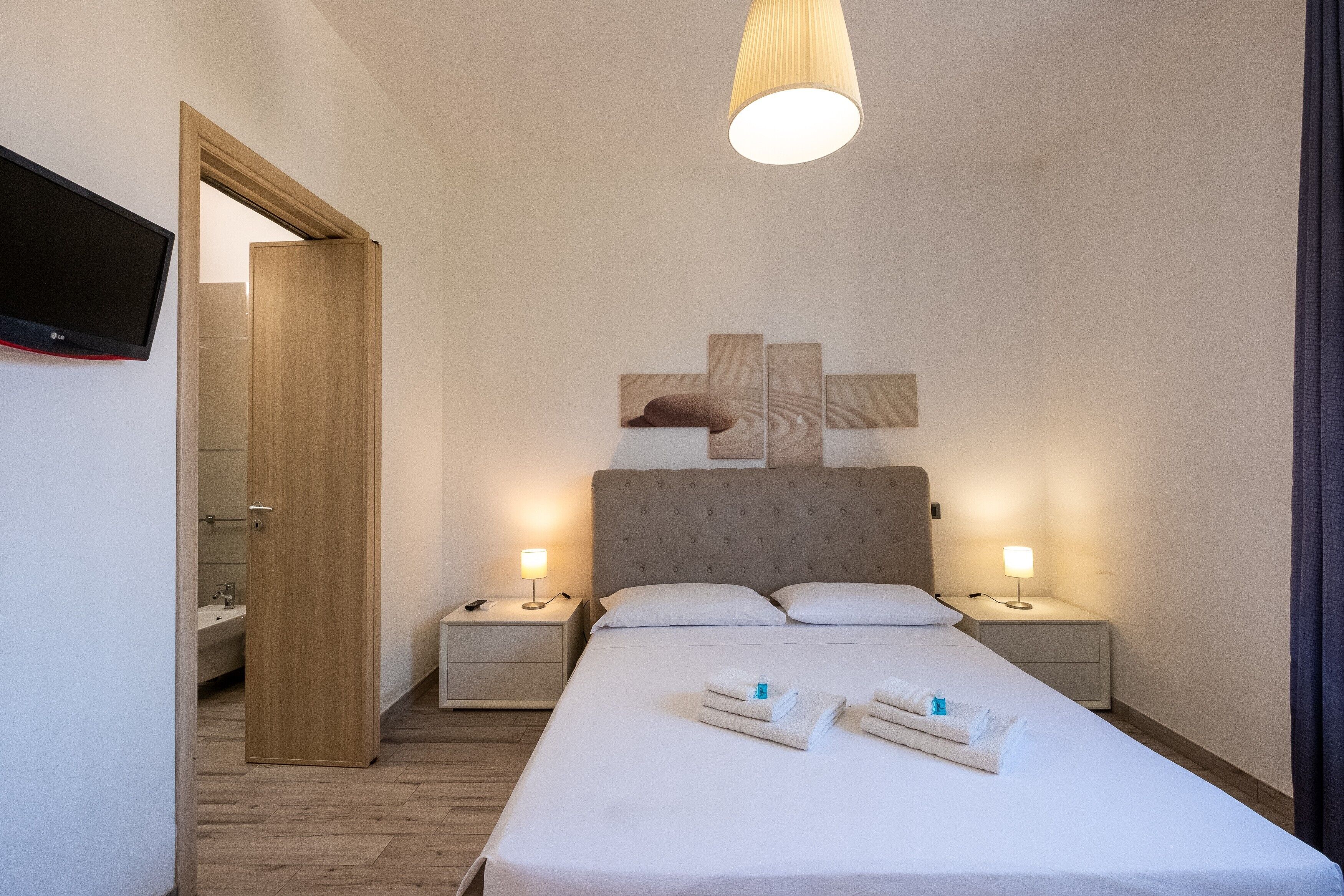 6 bedrooms, iron/ironing board, free WiFi, bed sheets