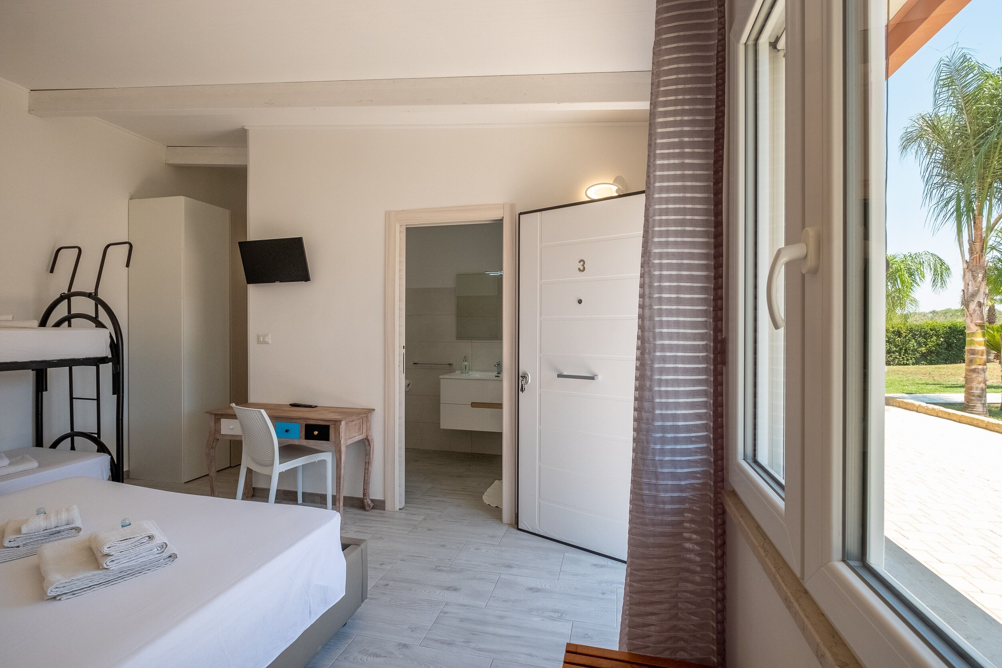 6 slaapkamers, een strijkplank/strijkijzer, gratis wifi, beddengoed