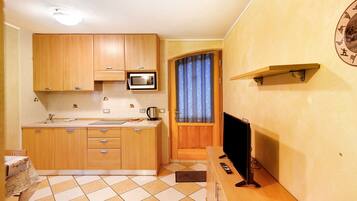 Kühlschrank, Mikrowelle, Herdplatte, Geschirrspüler