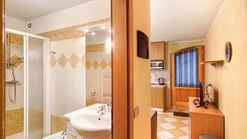 Dusche, Haartrockner, Handtücher