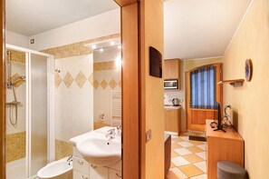 Bruser, hårtørrer, håndklæder