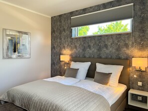 3 bedrooms, desk, iron/ironing board, travel cot