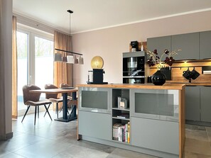 Kühlschrank, Mikrowelle, Ofen, Geschirrspüler