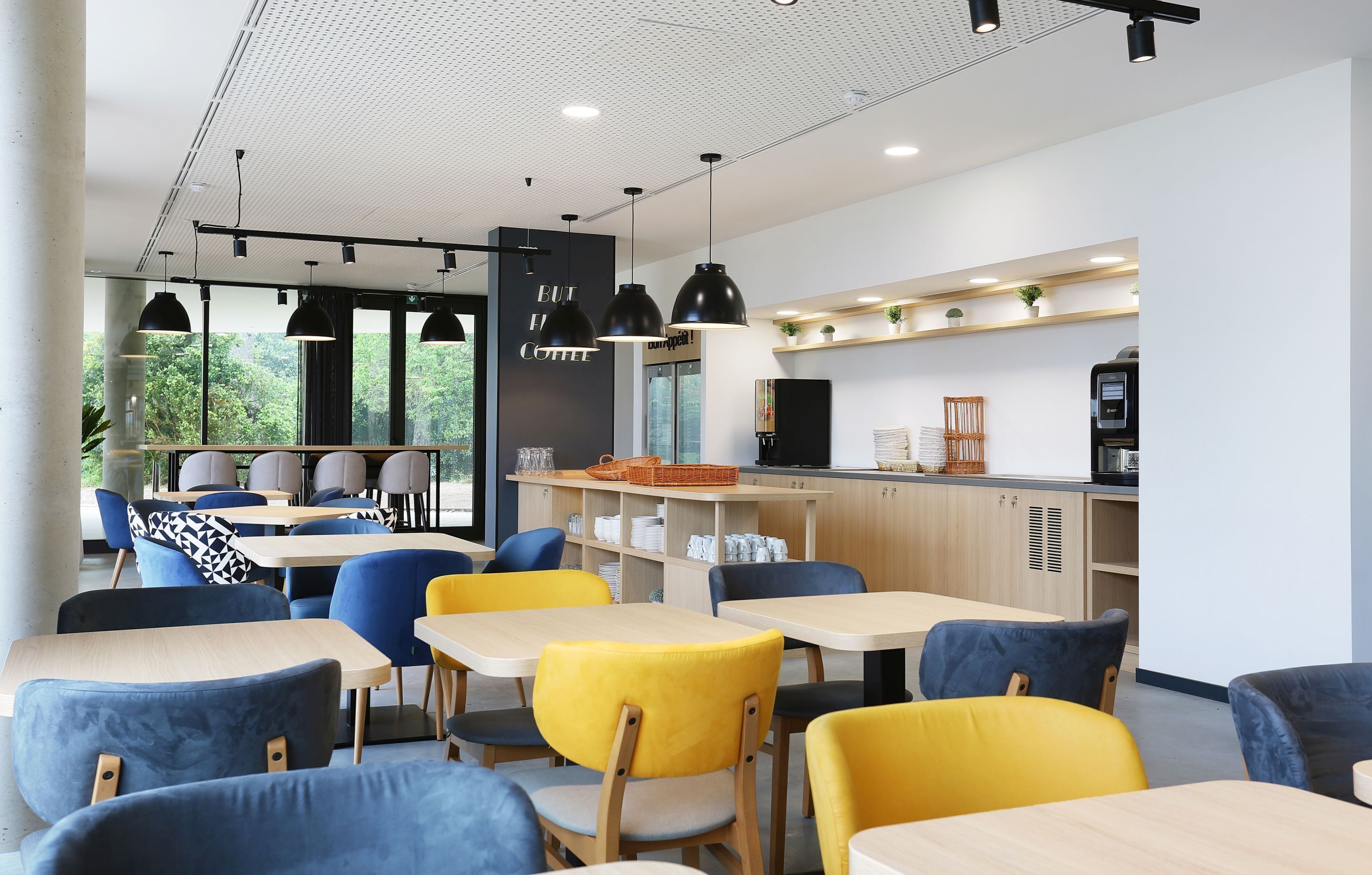 Desayuno buffet diario (EUR 18 por persona)