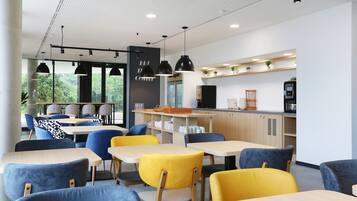 Desayuno buffet (EUR 18 por persona)
