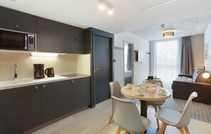 Kühlschrank, Mikrowelle, Herdplatte, Geschirrspüler