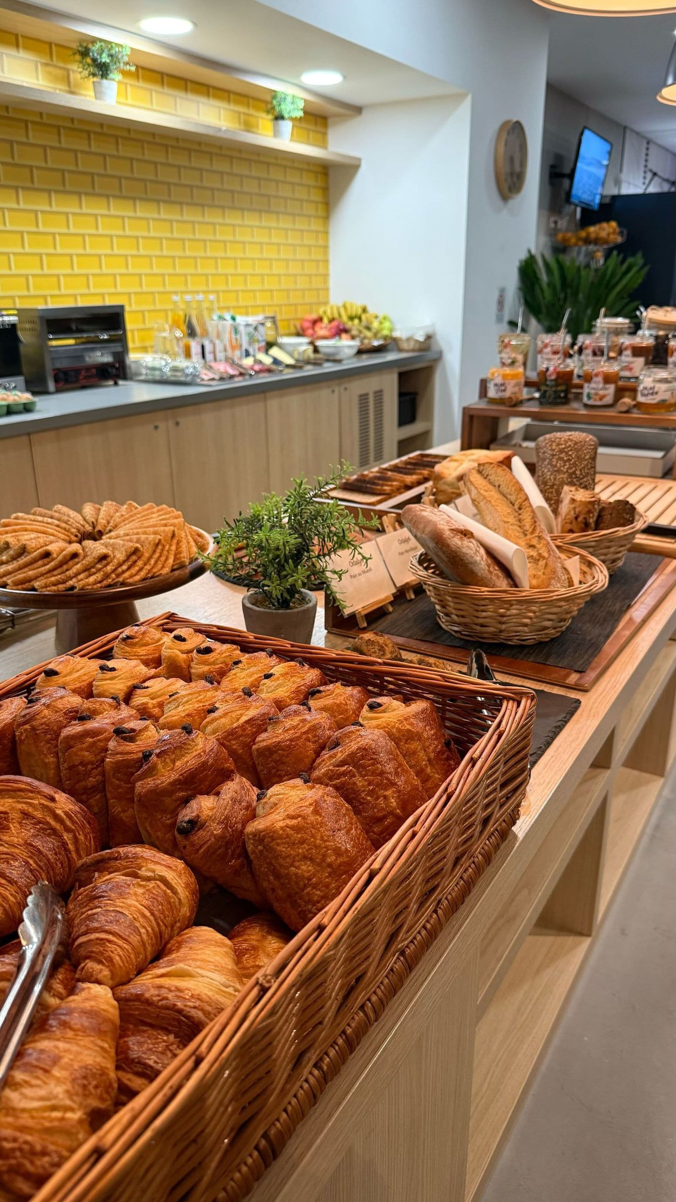 Petit déjeuner buffet (18 EUR par personne)