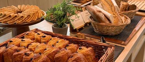 Päivittäinen buffetaamiainen (18 EUR per henkilö)