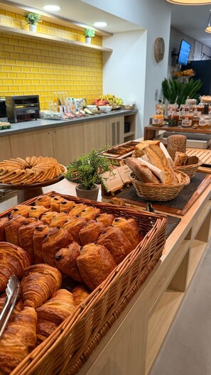 Café da manhã com buffet todos os dias mediante uma taxa