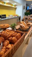 Se ofrece un desayuno bufé (18 EUR por persona)