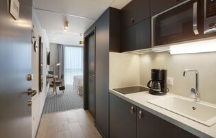 Frigorífico, microondas, placa de cocina y lavavajillas