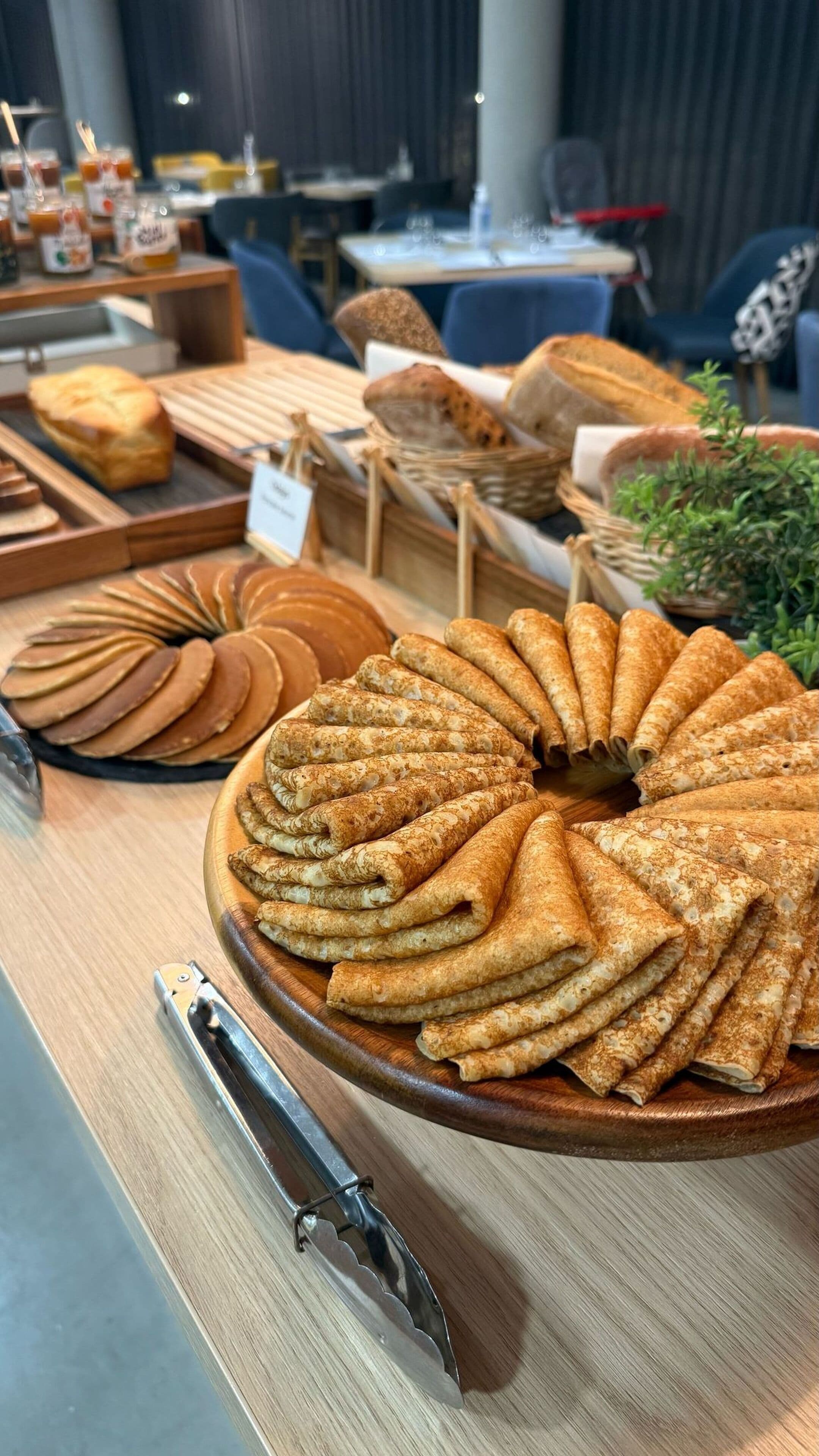 Une vitrine de boulangerie présentant diverses pâtisseries, notamment un grand gâteau et plusieurs sortes de pain.