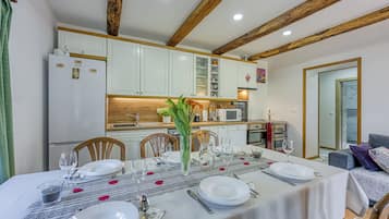 Familiehus - flere soveværelser - ved bjerg (Merry's Spa & Relax House) | Spiseområde
