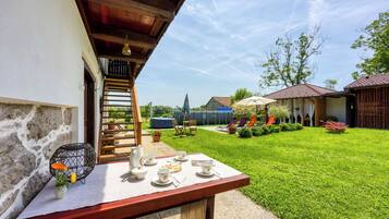 Familienhaus, Mehrere Schlafzimmer, Bergseite (Merry's Spa & Relax House) | Speisen im Freien