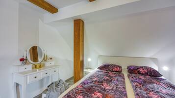 Family House, Multiple Bedrooms, Mountainside (Merry's Spa & Relax House) | 3 bedrooms, free WiFi, bed sheets