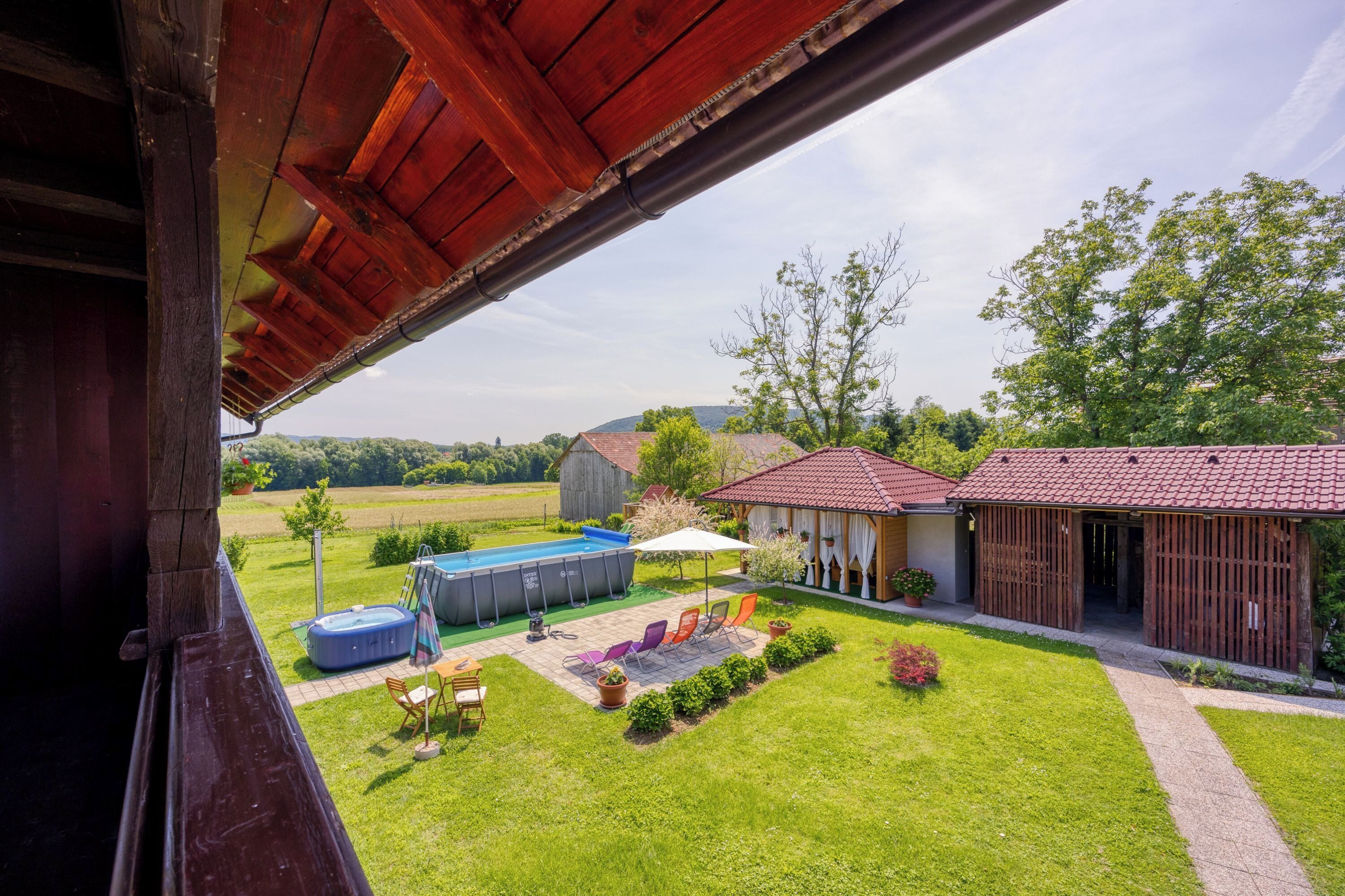 Familiehus - flere soveværelser - ved bjerg (Merry's Spa & Relax House) | Overnatningsstedets område