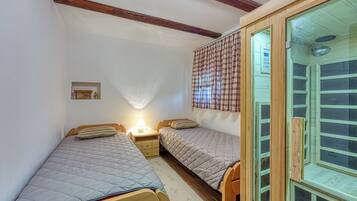 Familiehus - flere soveværelser - ved bjerg (Merry's Spa & Relax House) | 3 soveværelser, gratis Wi-Fi, sengetøj