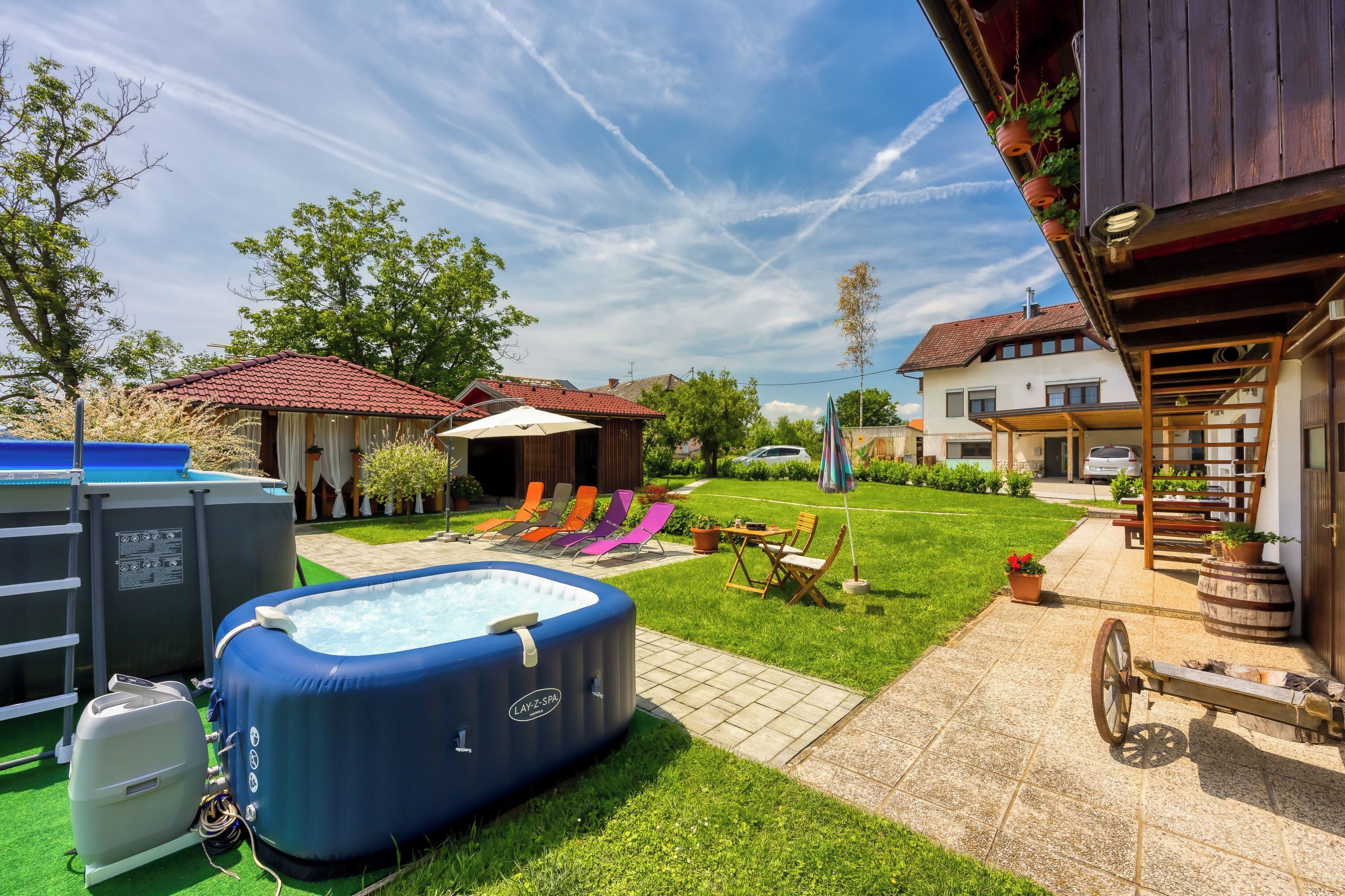 Familiehus - flere soveværelser - ved bjerg (Merry's Spa & Relax House) | Terrasse/gårdhave