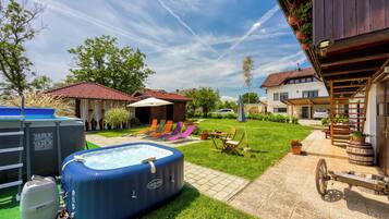 Familiehus - flere soveværelser - ved bjerg (Merry's Spa & Relax House) | Terrasse/gårdhave