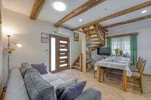 家庭独立别墅, 多间卧室, 山腰 (Merry's Spa & Relax House) | 起居区 | 21-英寸纯平电视(配备数码频道)、电视、壁炉