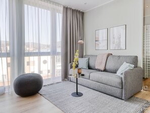 One-Bedroom Suite L | 起居区 | 50-英寸智能电视 （配备卫星频道）、电视