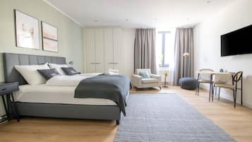 Suite | Desk, free WiFi, bed sheets