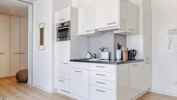 One-Bedroom Suite L | Cocina privada | Refrigerador, cafetera de espresso y cafetera y tetera