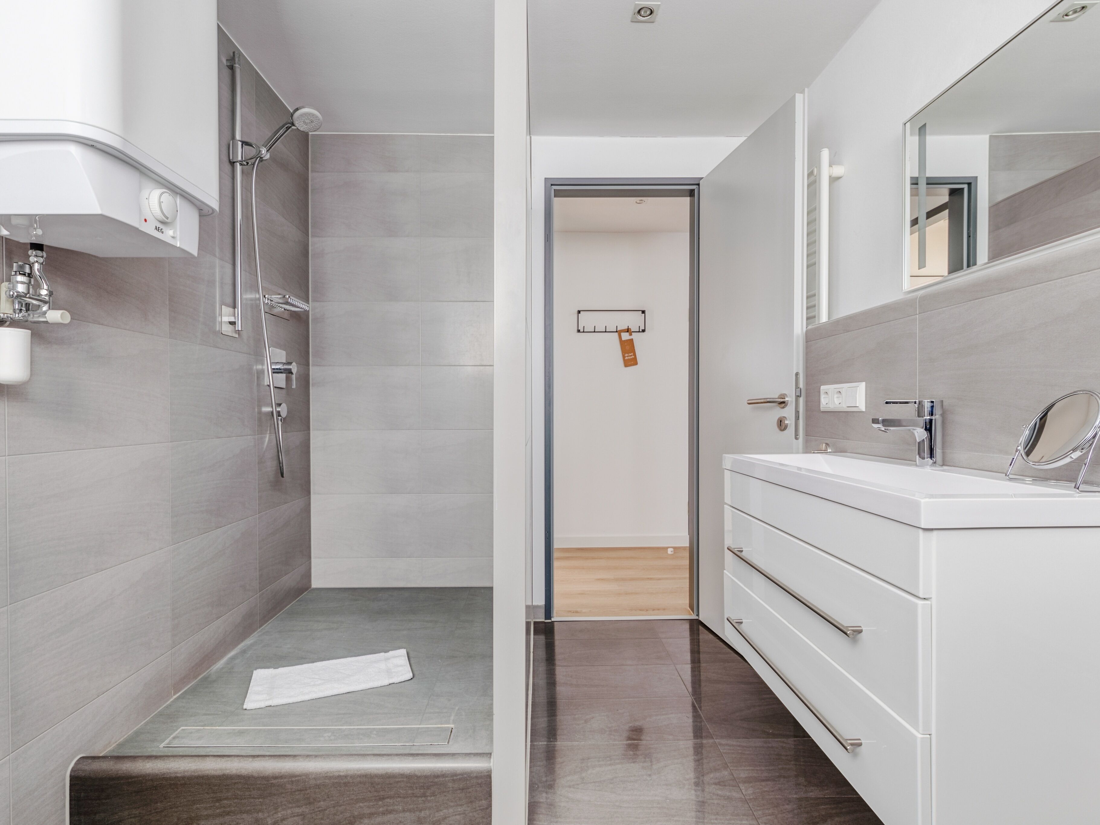 One-Bedroom Suite L | 욕실 | 무료 세면용품, 헤어드라이어, 타월