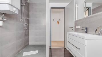 One-Bedroom Suite L | Bathroom | Free toiletries, hair dryer, towels