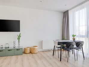 One-Bedroom Suite L | 起居区 | 50-英寸智能电视 （配备卫星频道）、电视