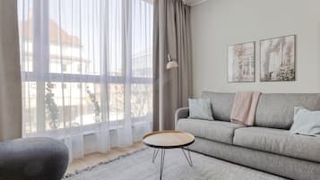 Suite with sofa bed | Área de sala de estar | Smart TV de 50 pulgadas con canales vía satélite y televisión