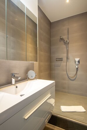 Suite | Badezimmer | Kostenlose Toilettenartikel, Haartrockner, Handtücher