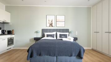 Suite | Desk, free WiFi, bed sheets