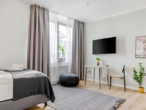 Single Suite | Living area | 50-inch Smart TV with satellite channels, TV - Limehome Aalen Reichsstädter Str. (Aalen)